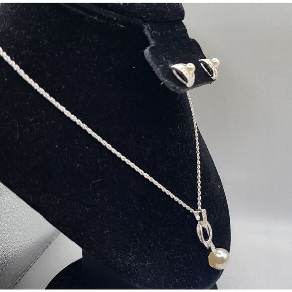 Beautiful Faux Pearl 16” Necklace & Matching Earring Set - NVC - Picture 2 of 8